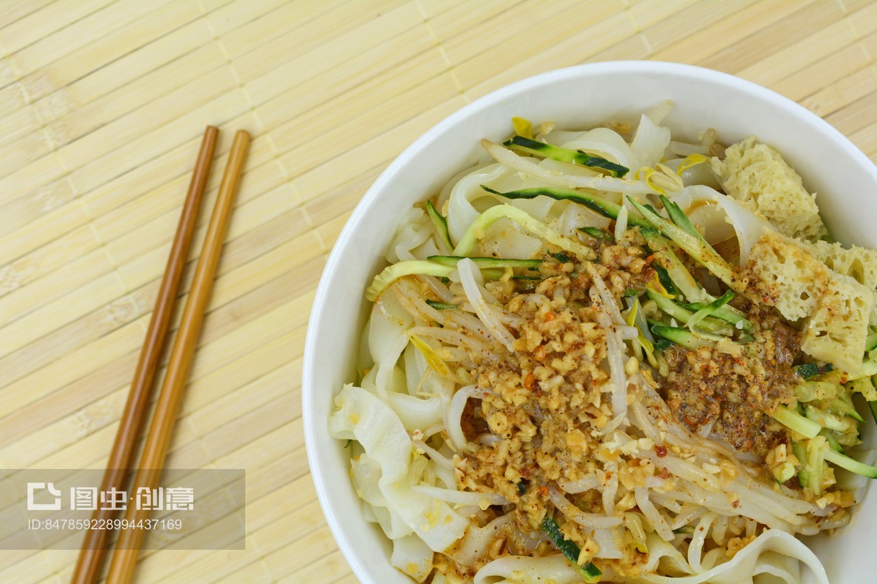 竹蓋簾上放著拌好好的陜西特色美食涼皮,純天然綠色無(wú)公害食品